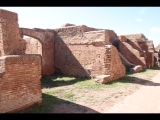 03800 ostia - regio i - insula v - botteghe (i,v,1) (opus mixtum) - raeume 2 und 3 an der ecke via dei dipinti - via del capitolium - 09-2022.jpg